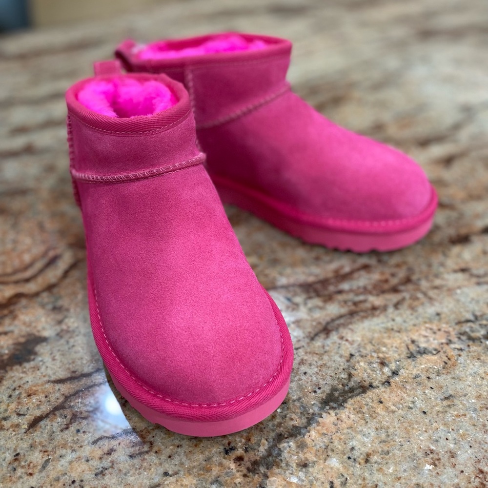 Classic Ultra Mini Ugg Boot - NWT - Women’s Size 5